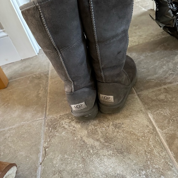 Woman’s grey Uggs - Picture 2 of 2